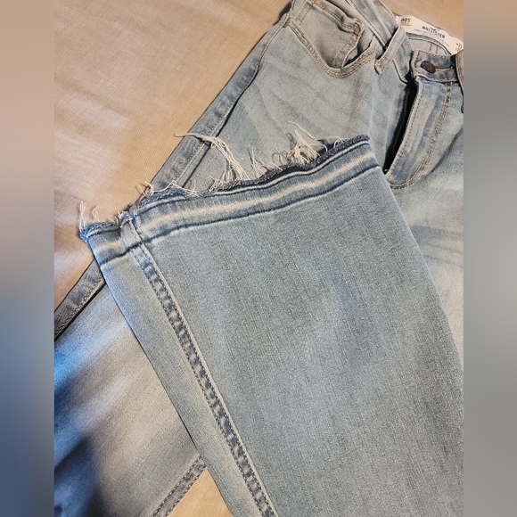 Hollister Curvy Hight-Rise Vintage Flare Jeans - Picture 3 of 4